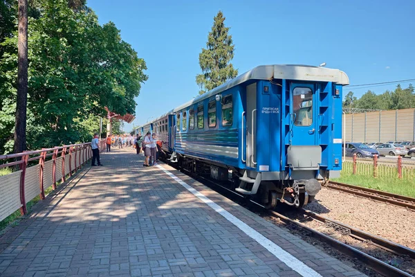 ユノスト駅の旅客鉄道車両 市内の子供鉄道 ロシアのジュコフスキー 2021年7月7日 — ストック写真