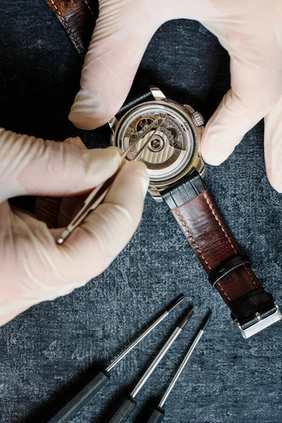 Uhrmacher Repariert Eine Alte Armbanduhr Draufsicht — Stockfoto