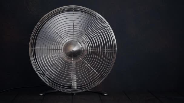 Rotační Ventilátor Dřevěném Stole — Stock video