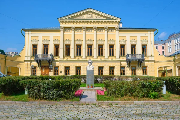 Пам Ятник Бюст Російському Письменнику Пушкіну Перед Входом Читального Залу — стокове фото