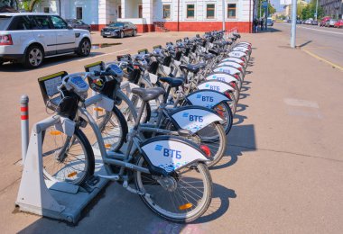 Moskova caddesinde arka arkaya kiralık bisikletler, çevre dostu ulaşım modu: Moskova, Rusya - 09 Ağustos 2021