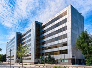 Modern bir ofis binası olan İş Merkezi Ofisi Parkı Semenovsky 32: Moskova, Rusya - 15 Ağustos 2021