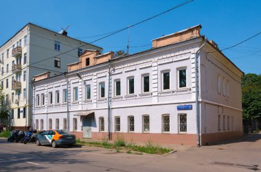 Olkhovskaya Caddesi, 21, 1850 'de Moskova, Rusya - 09 Ağustos 2021' de inşa edilen iki katlı olmayan eski bir ev.