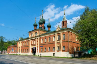 1866 Preobrazhensky Val 'deki St. Nikolsky tek inançlı manastırının ana kapısının manzarası: Moskova, Rusya - 09 Ağustos 2021