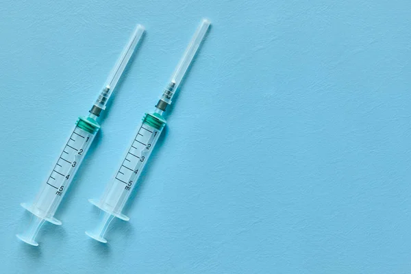 Two Empty Medical Syringes Close Blue Background Space Text — Stock Photo, Image