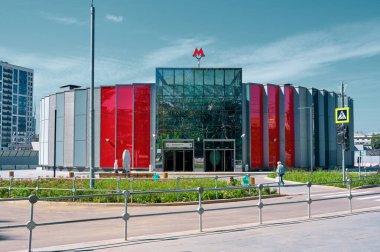 Moskova 'daki Electrozavodskaya metro istasyonunun yeni giriş-çıkışının manzarası: Moskova, Rusya - 15 Ağustos 2021