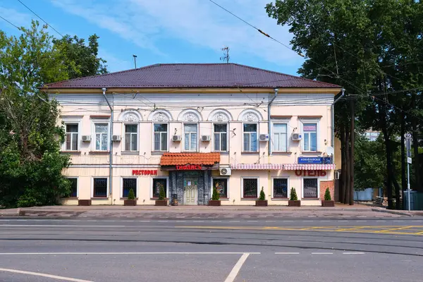 位于俄罗斯莫斯科的一座建于1880年的两层高的旧建筑 餐厅和酒店就座落在这里 2021年8月15日 — 图库照片