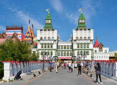 İzmailovo 'daki Kültür ve Eğlence Merkezi Kremlin' in ana kapısının önündeki turistler: Moskova, Rusya - 15 Ağustos 2021