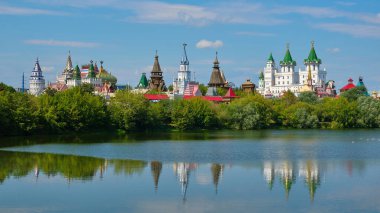 İzmailovo 'daki Kremlin' in güzel panoramik manzarası göller, kültür ve eğlence merkezi, manzara: Moskova, Rusya - 15 Ağustos 2021