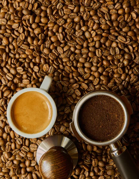 Portafilter Met Koffietablet Temperament Espressokopje Achtergrond Van Verbrokkelde Koffiebonen — Stockfoto