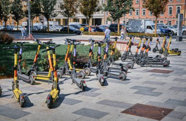 Mobil toplu taşıma, kamu kullanımı için elektrikli scooterlar Moskova, Rusya - 23 Ağustos 2021
