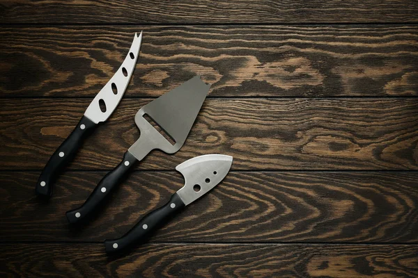 Cuchillos Queso Diferentes Formas Que Yacen Sobre Mesa Fondo Madera —  Fotos de Stock