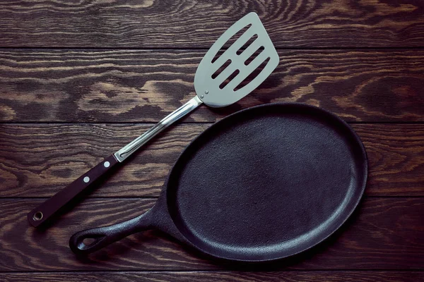 Empty Cast Iron Frying Pan Culinary Spatula Wooden Background Top — Stock Photo, Image