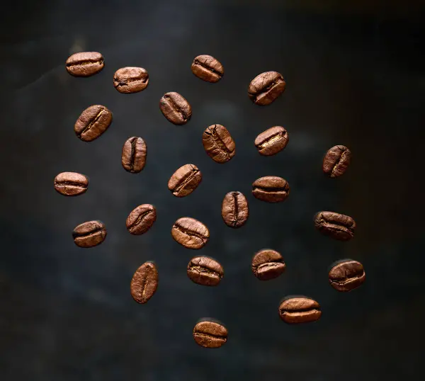 Świeżo Palone Ziarna Kawy Szarym Abstrakcyjnym Tle — Zdjęcie stockowe