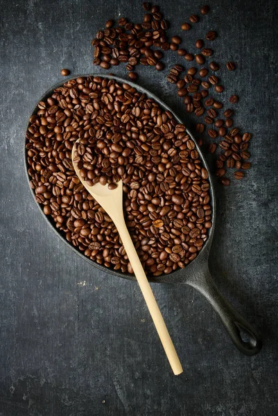 Braadpan Met Gebrande Koffiebonen Houten Roerlepel Bovenaanzicht — Stockfoto