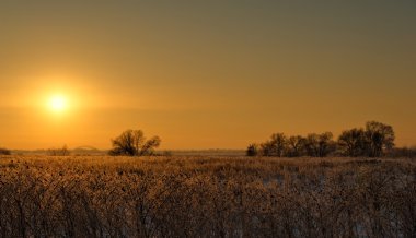 Banliyöde kış günbatımı