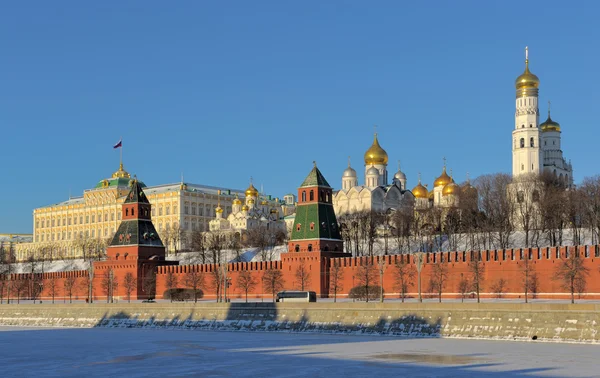 Kremlin van Moskou van de Moskou-Rivier dijk — Stockfoto