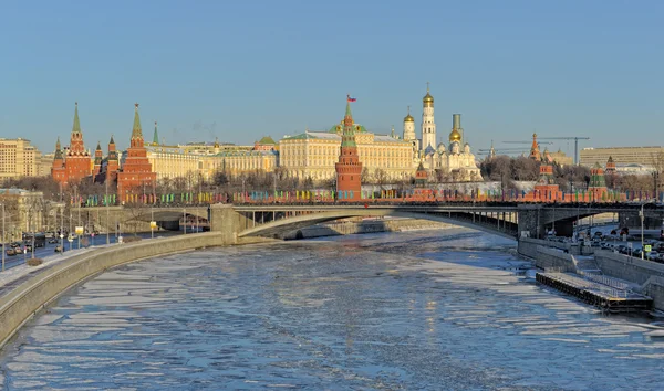 Москва, вид Московского Кремля зимой — стоковое фото