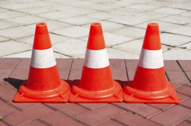 Üç sinyal trafik konileri döşeli yolda