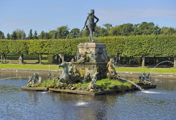 Mata air "Neptun" di taman atas museum-estate Peterhof — Stok Foto