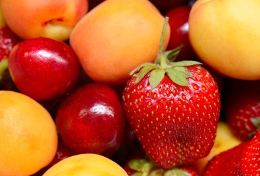 Meyve - çilek, kiraz, kayısı