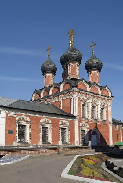 Yüksek-Petrovsky erkek manastır. Bogolyubovo Moskova'da Theotokos Kilisesi — Stok fotoğraf