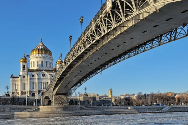Патриарший мост и Храм Христа Спасителя в Москве Лицензионные Стоковые Фото
