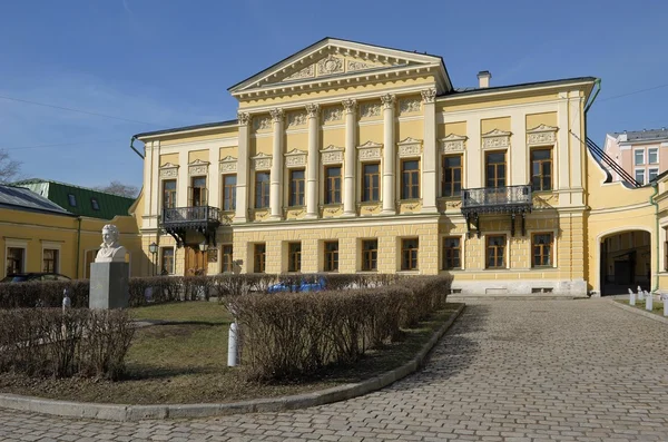 Kütüphane ve okuma odası adlı Rus şair Alexander Pushkin