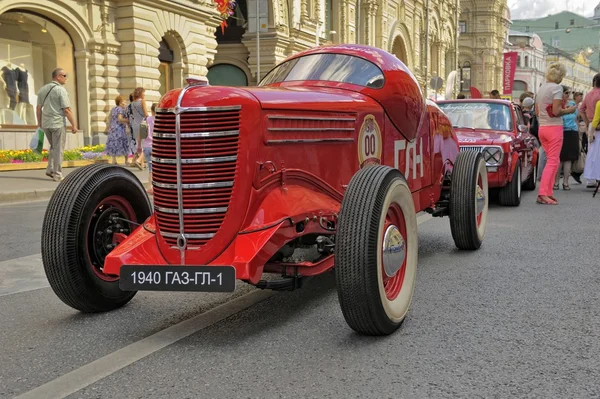 Mosca, Russia - 26 luglio 2014: GAZ GL-1, 1940, la prima auto sportiva sovietica, raduno Gorkyclassic sulla corsa di auto d'epoca a Mosca, rosso, vista frontale — Foto Stock