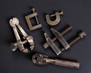 Eski metal vida kelepçeler karanlık bir arka plan