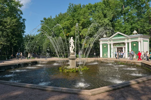 Peterhof, fontein "Adam" in het Park van lagere op Marlinsky alley — Stockfoto