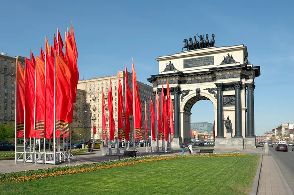 Moscow, Oroszország - május 8., 2015: Kutuzovsky Prospekt, Moszkva, Orosz győzelem az 1812-es háború tiszteletére épült a Diadalív mérföldkő — Stock Fotó