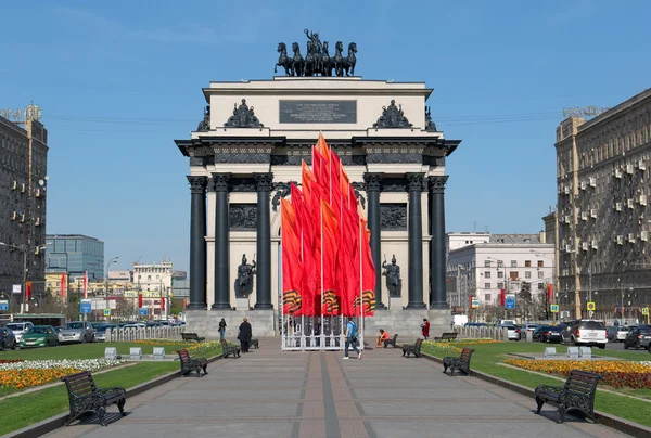 Moscow, Oroszország - május 8., 2015: Kutuzovsky Prospekt, Moszkva, Orosz győzelem az 1812-es háború tiszteletére épült a Diadalív mérföldkő — Stock Fotó