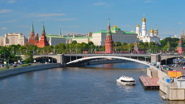 Vista del Kremlin de Moscú, un gran puente de piedra y el río Moscú — Foto de Stock