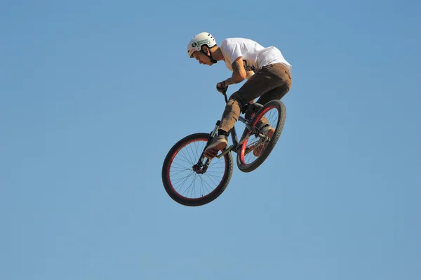 Salto del ciclista de montaña profesional en el festival Juegos de la ciudad de Moscú en Luzhniki — Foto de Stock
