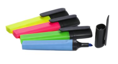 Beyaz arkaplanda renkli işaretler