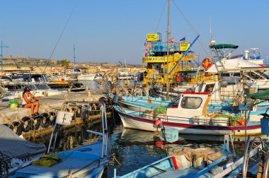 Balıkçı tekneleri içinde Balık tutma Körfezi Ayia Napa arasında Balık tutma kız