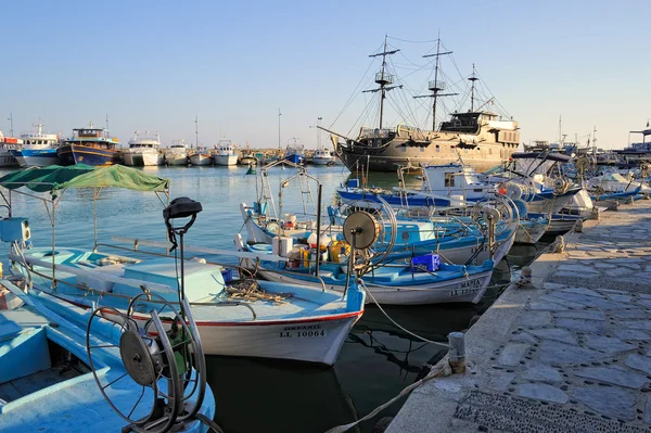 Zevk tekne, balıkçı tekneleri Ayia Napa bay çevrili bir yineleme bağlantılı ünlü Siyah İnci'nin — Stok fotoğraf