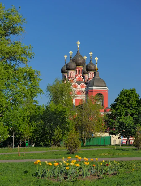 Blick auf die orthodoxe Kirche der Ikone der Gottesmutter Tichwinskaja, Moskau — Stockfoto