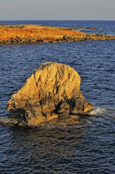 Roca en el mar al atardecer —  Fotos de Stock
