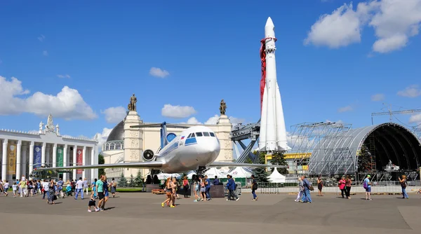 Vista do pavilhão "Espaço", Yak-42 e foguete Vostok-1 na Exposição de Realizações Econômicas Fotos De Bancos De Imagens