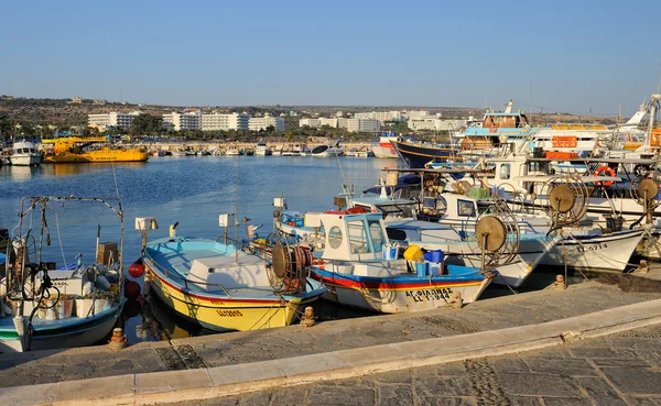 Chipre, Ayia Napa, Barcos y yates fondeados en la pesca de la bahía — Foto de Stock