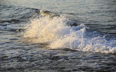 Yükselen güneşin dalga deniz