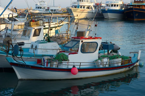 Vissen, boten en jachten op de pier in de baai van Ayia Napa — Stockfoto