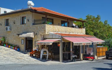 Bakkal saklamak George'un ekmek ve pasta ve şekerlemeler Omodos kasaba