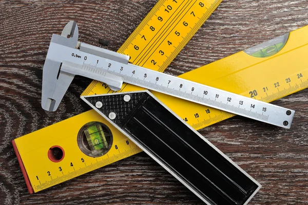 Sürgülü Kaliper, setsquare ve kabarcık seviyesi