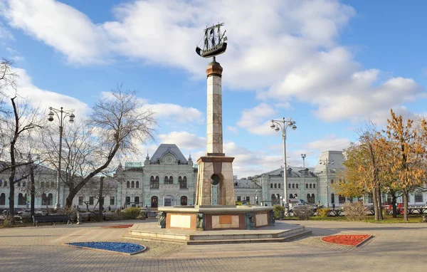 Plaza frente a la estación de Riga con una fuente en forma de columnas con carabela en la parte superior — Foto de Stock