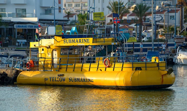 Zevk tekne "Yellow submarine" rıhtım Balık tutma Harbor Ayia Napa — Stok fotoğraf