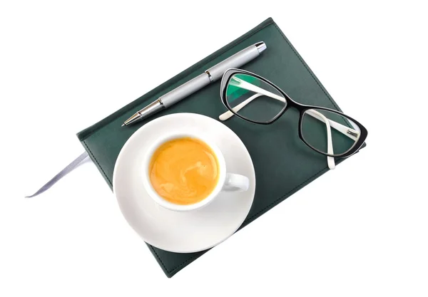 Journal stylo tasse de café et de verres sur un fond blanc — Photo
