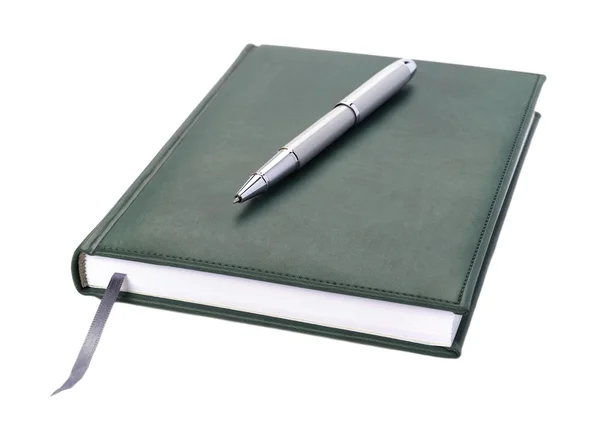 Grünes Notizbuch und Stift isoliert auf weiß — Stockfoto